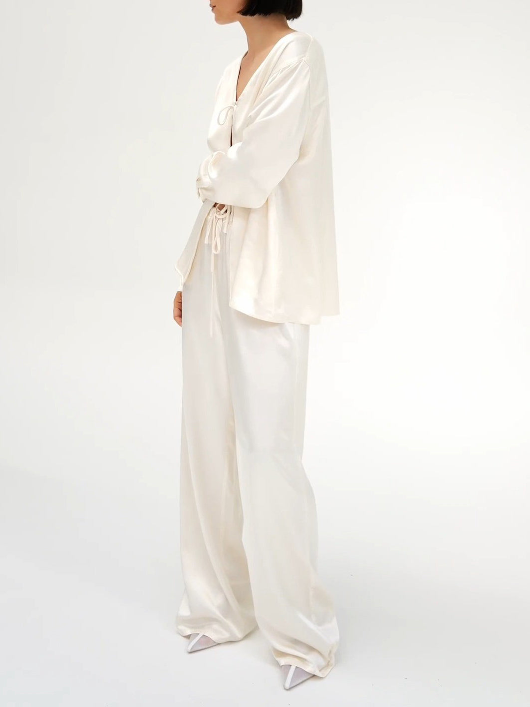 क्रीम रंग का सैटिन टाई-फ्रंट टॉप और वाइड-लेग पैंट का सेट