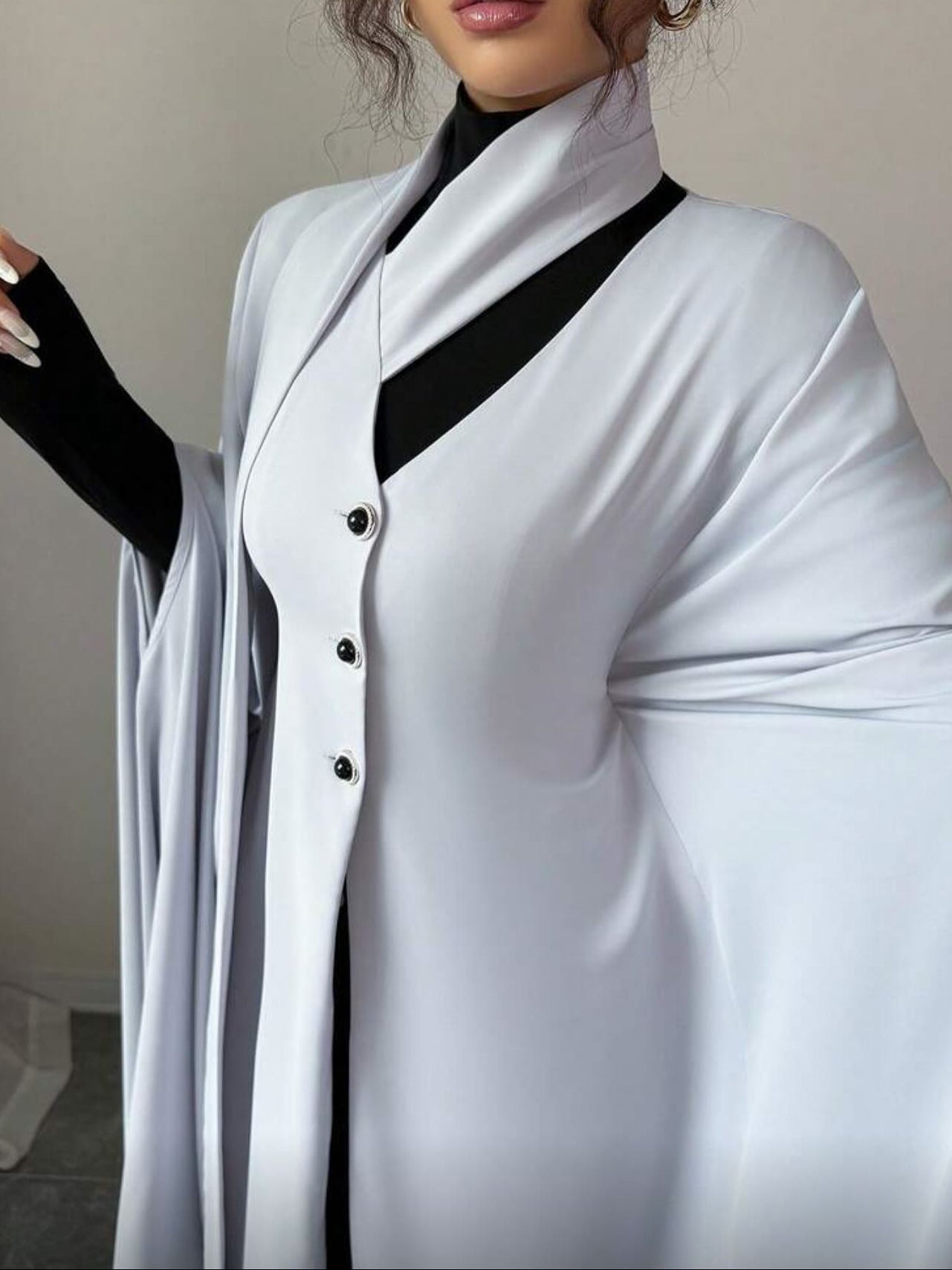 हल्के भूरे रंग की लंबी चोगा पोशाक