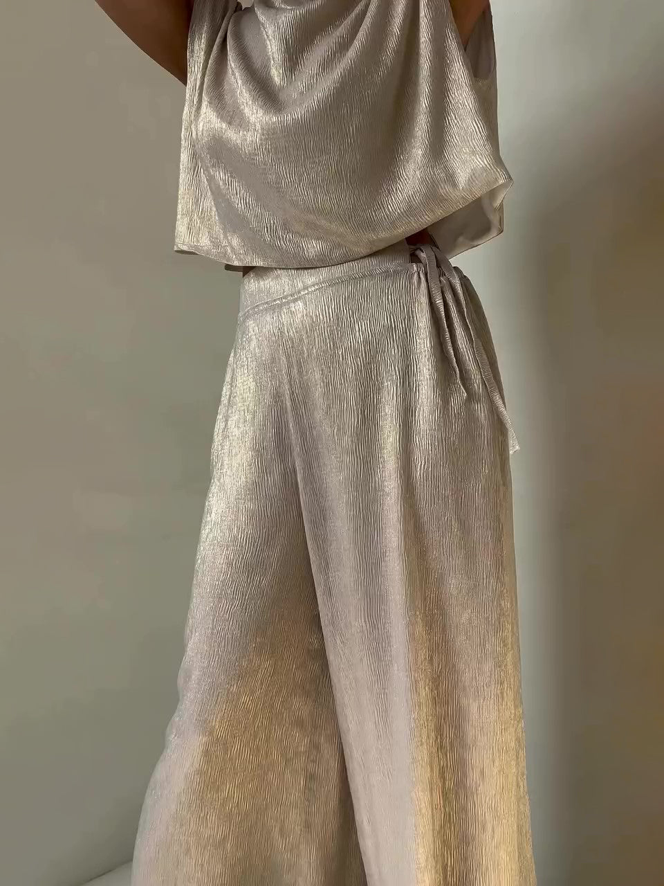 चमकीला स्लीवलेस टॉप और स्ट्रैपी वाइड-लेग पैंट का सेट