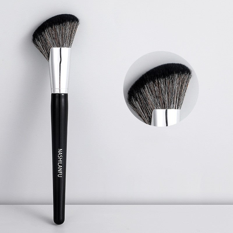 فرشاة ظلال العيون الجانبية المائلة للمكياج البسيط والأنيق