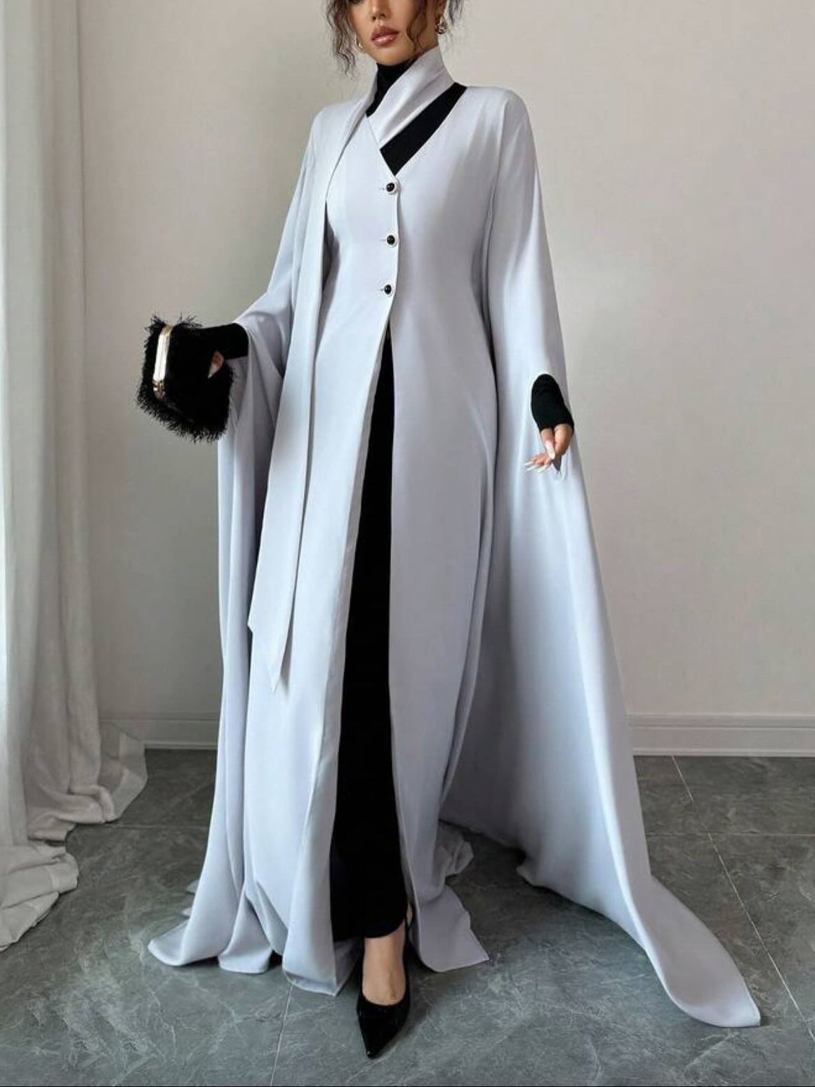 हल्के भूरे रंग की लंबी चोगा पोशाक