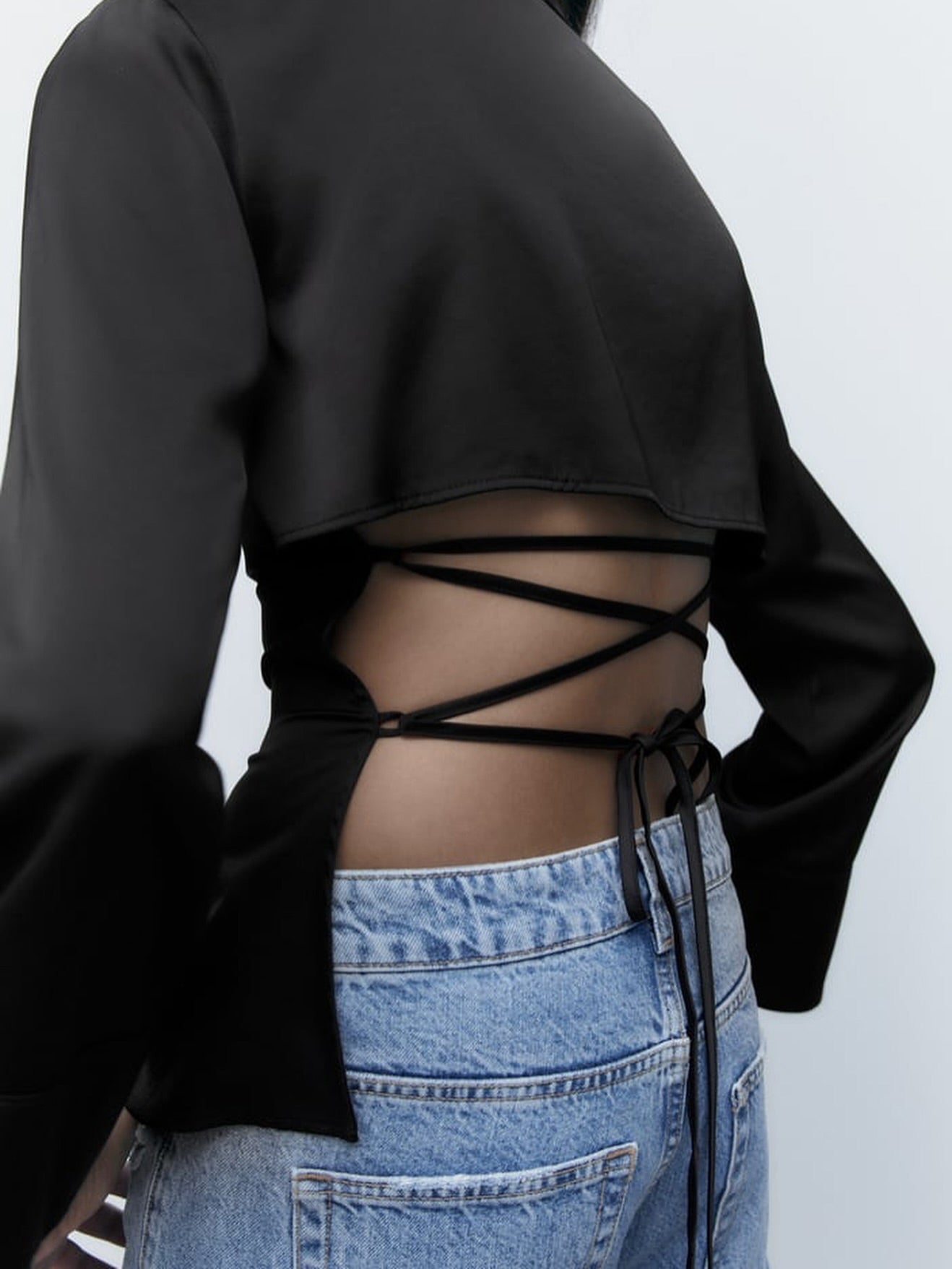 काली साटन बैकलेस लेस-अप शर्ट