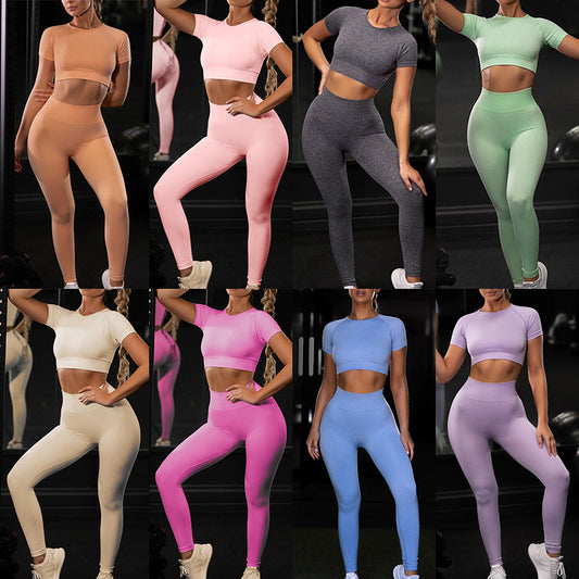 طقم يوغا نسائي رياضي بدون خياطة مناسب للتمارين الرياضية والأنشطة الرياضية.