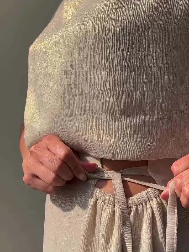 चमकीला स्लीवलेस टॉप और स्ट्रैपी वाइड-लेग पैंट का सेट