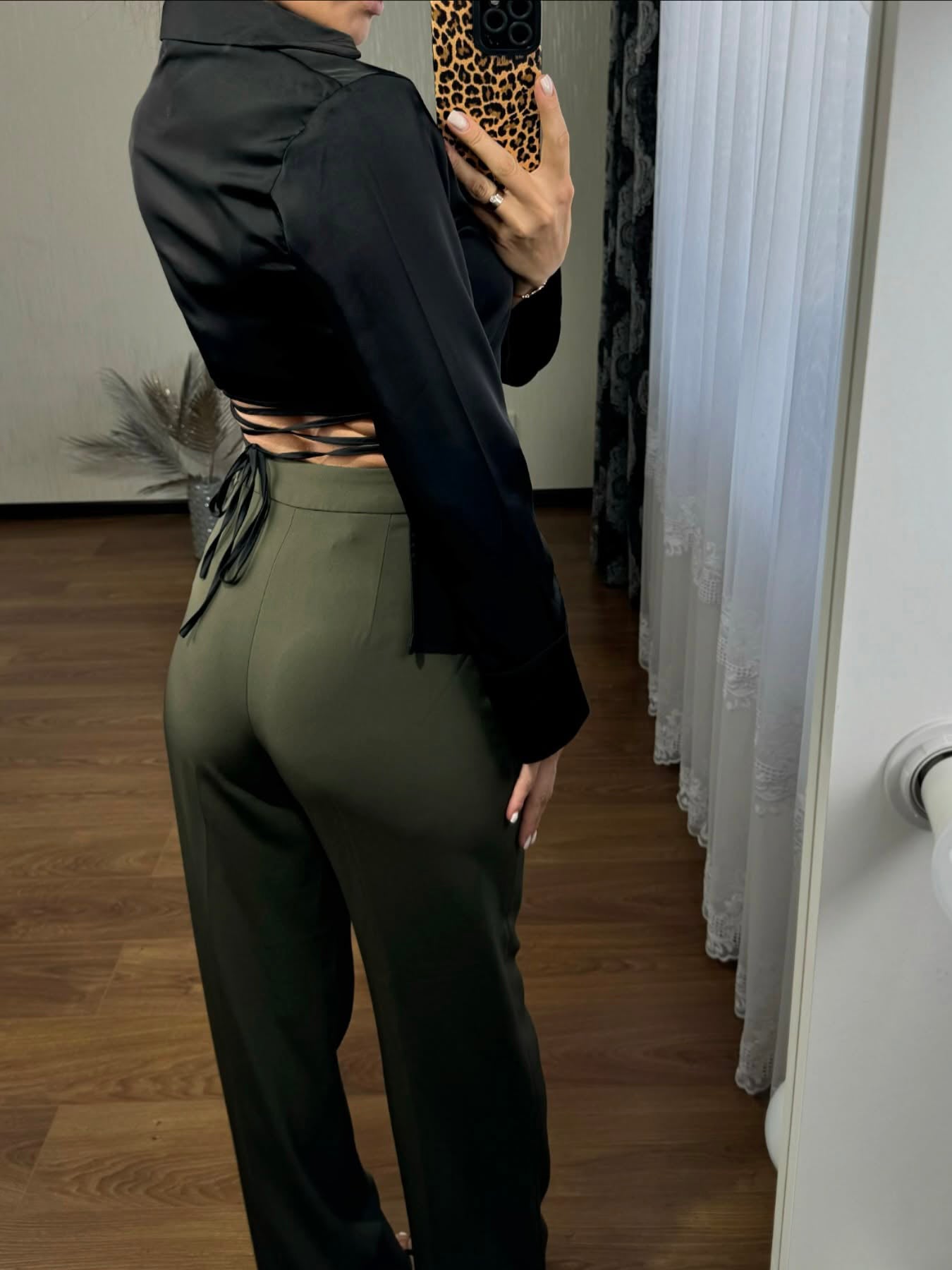 काली साटन बैकलेस लेस-अप शर्ट