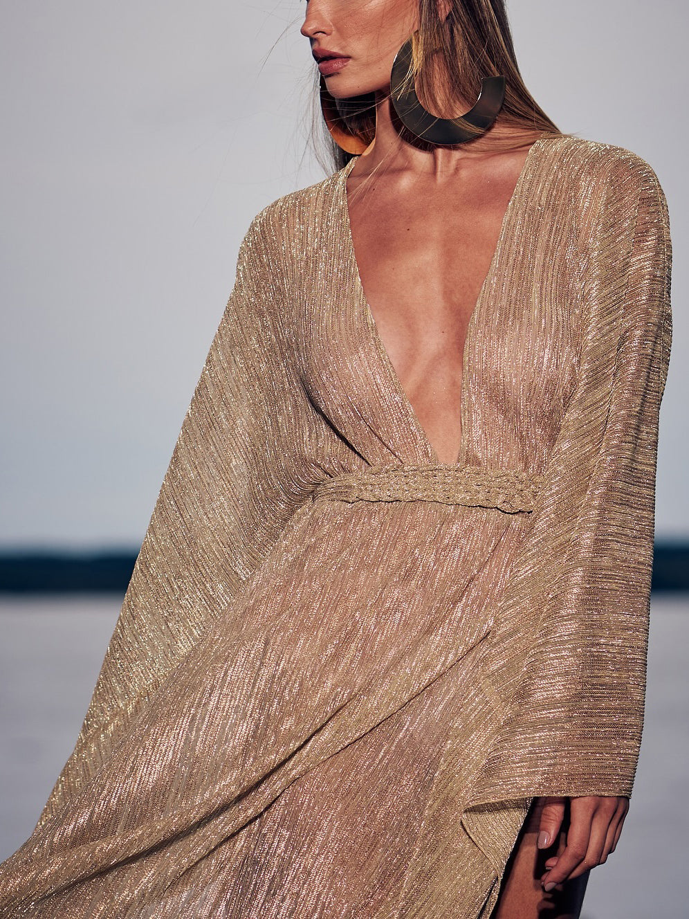 शैम्पेन डीप वी प्लीटेड डोलमैन स्लीव ड्रेस