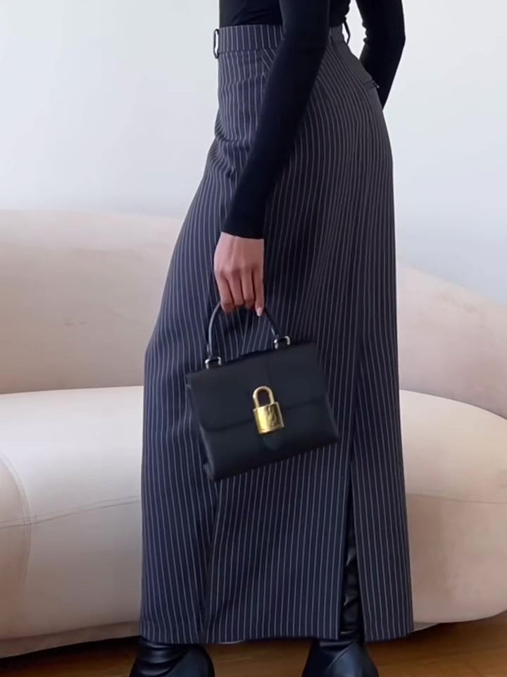 تنورة مخططة بخصر عالٍ