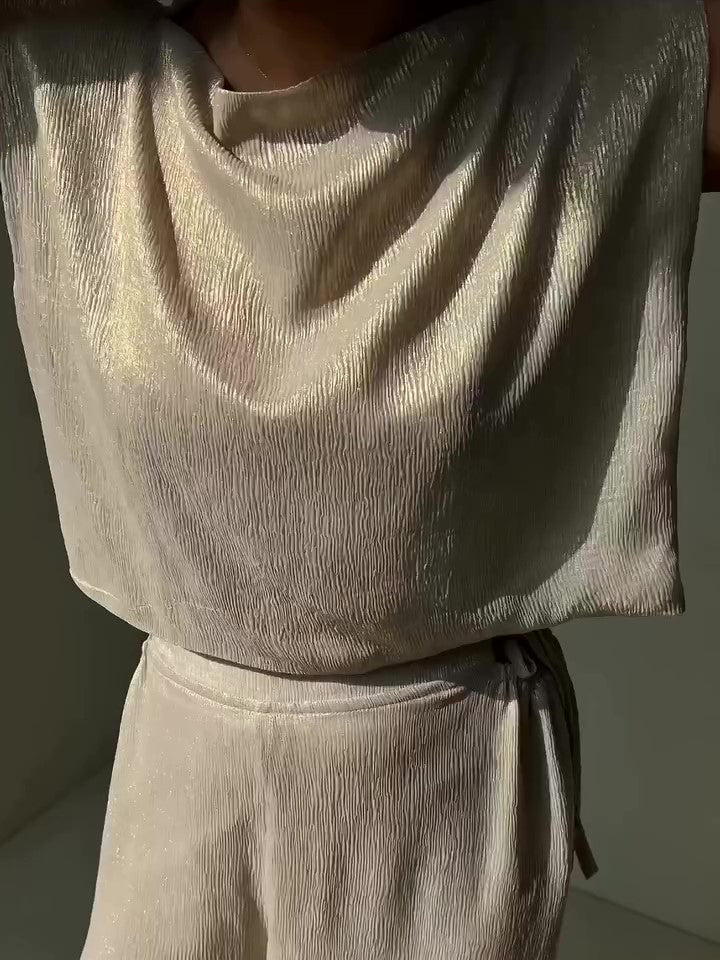 चमकीला स्लीवलेस टॉप और स्ट्रैपी वाइड-लेग पैंट का सेट