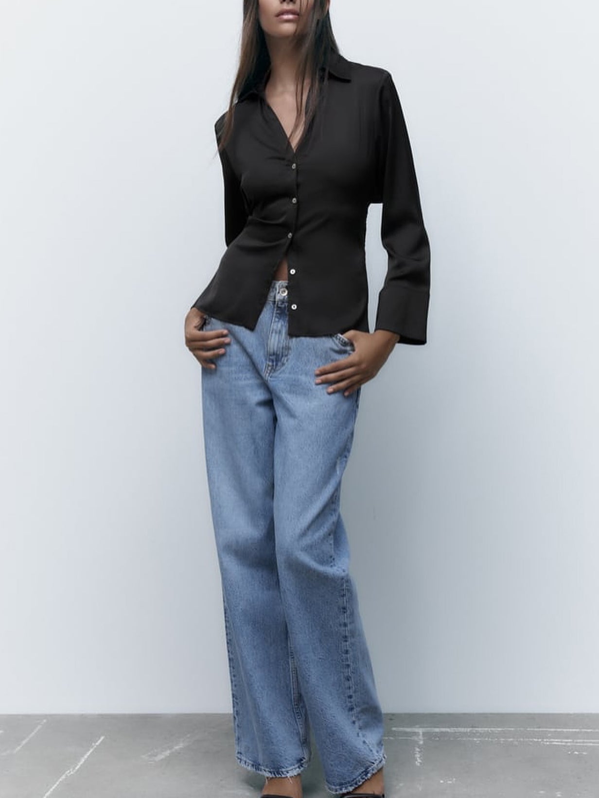 काली साटन बैकलेस लेस-अप शर्ट