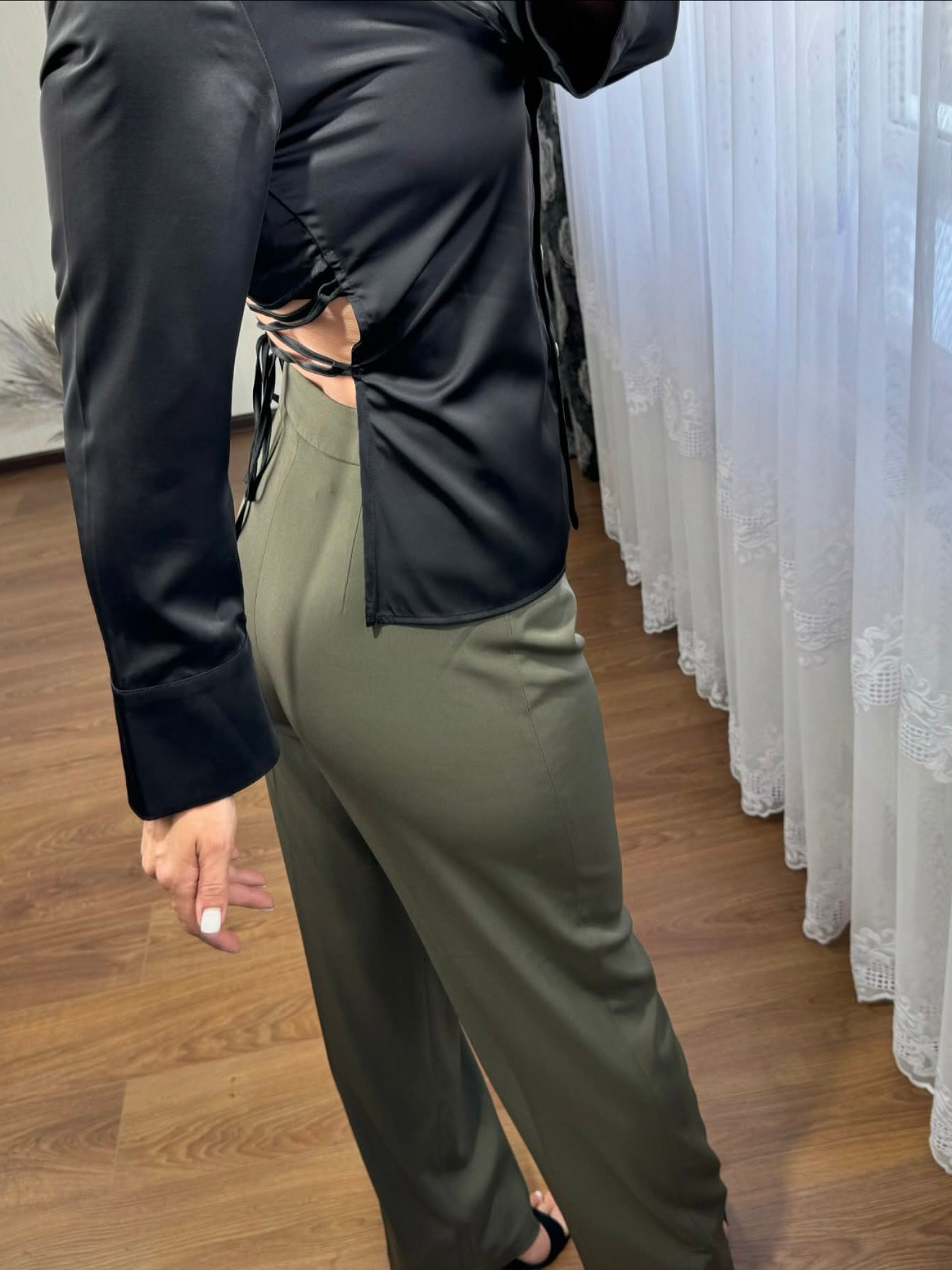 काली साटन बैकलेस लेस-अप शर्ट