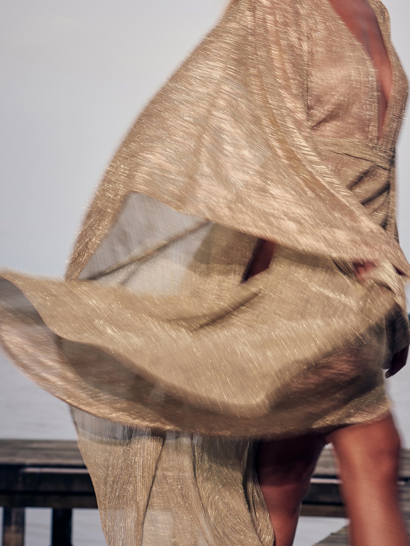 शैम्पेन डीप वी प्लीटेड डोलमैन स्लीव ड्रेस