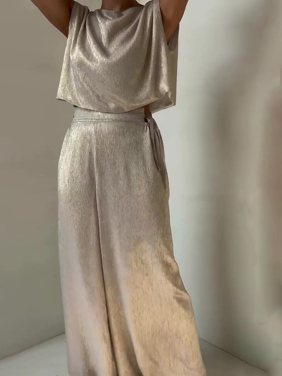 चमकीला स्लीवलेस टॉप और स्ट्रैपी वाइड-लेग पैंट का सेट