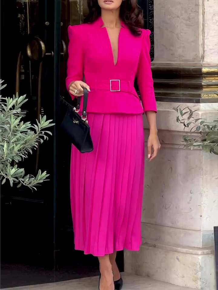 रोज़ लेस-अप टॉप और प्लीटेड स्कर्ट सूट 