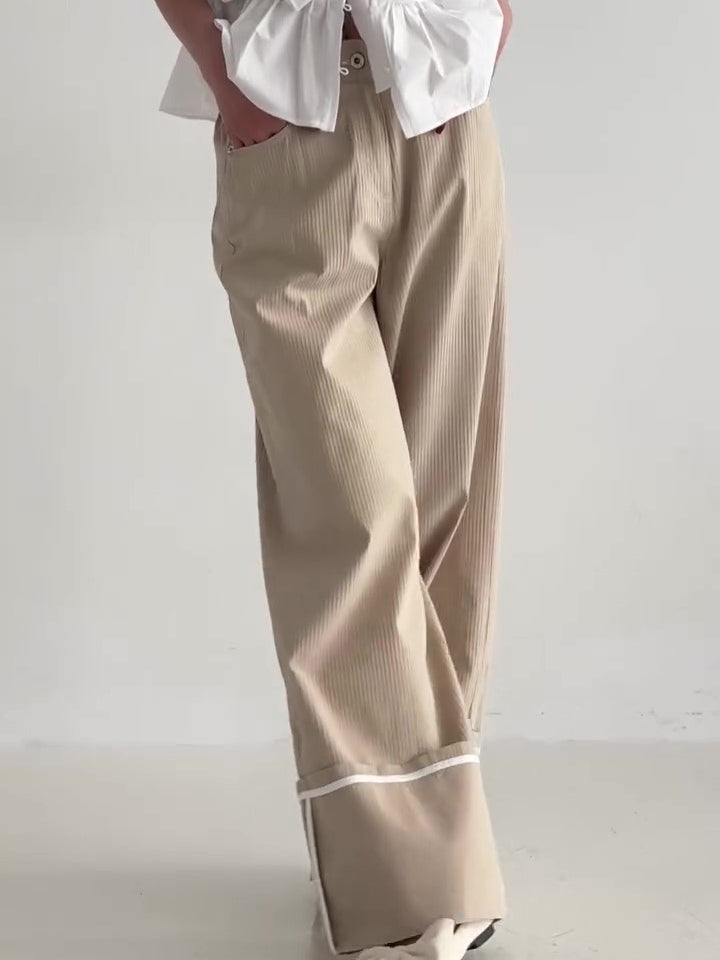 بنطال كاكي واسع الساقين بخصر عالٍ